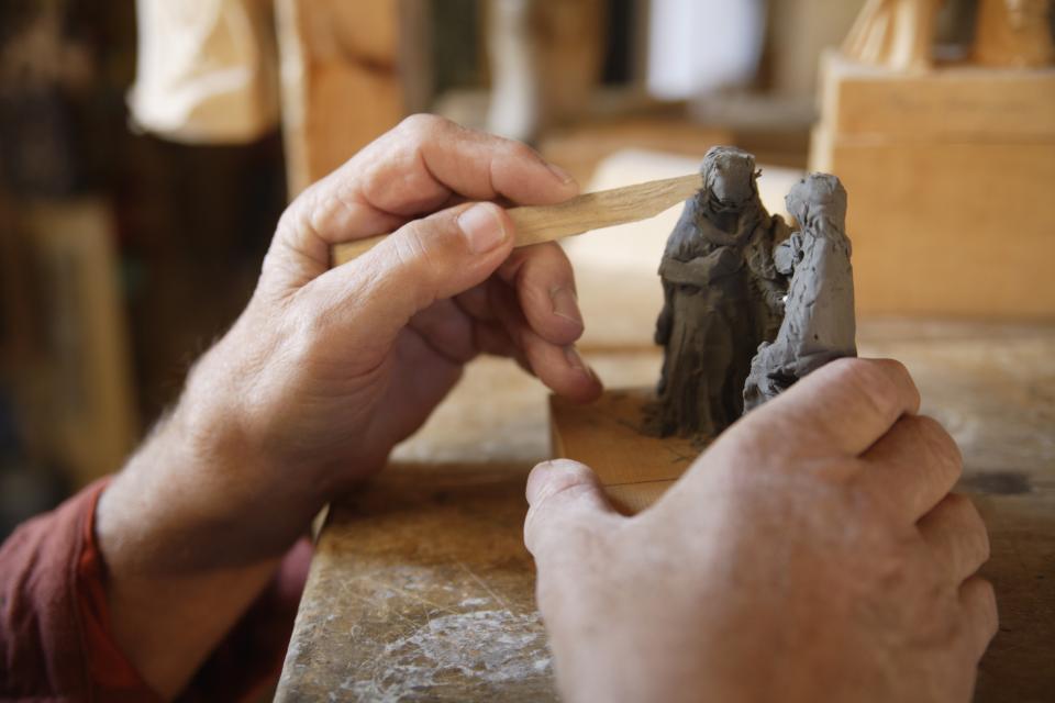 Närbild på skulptur av två små figurer.