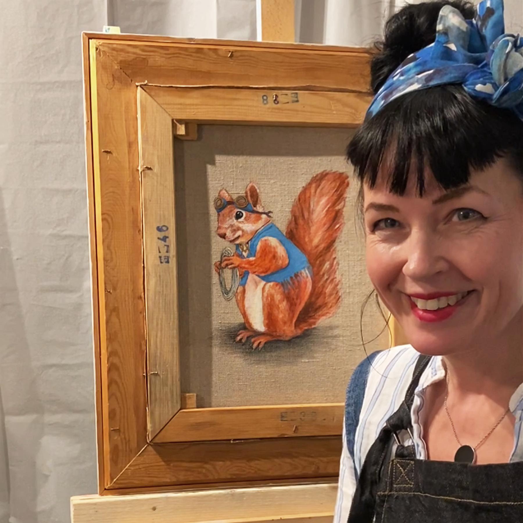 Jenny Holmlund framför tavla med ekorre