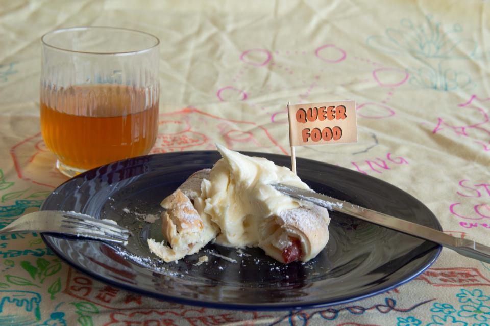 Apple ring with whipped cream and kombucha.