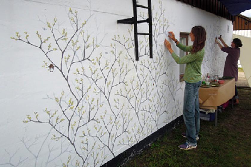 the pattern "salix" is painted on a wall outdoors