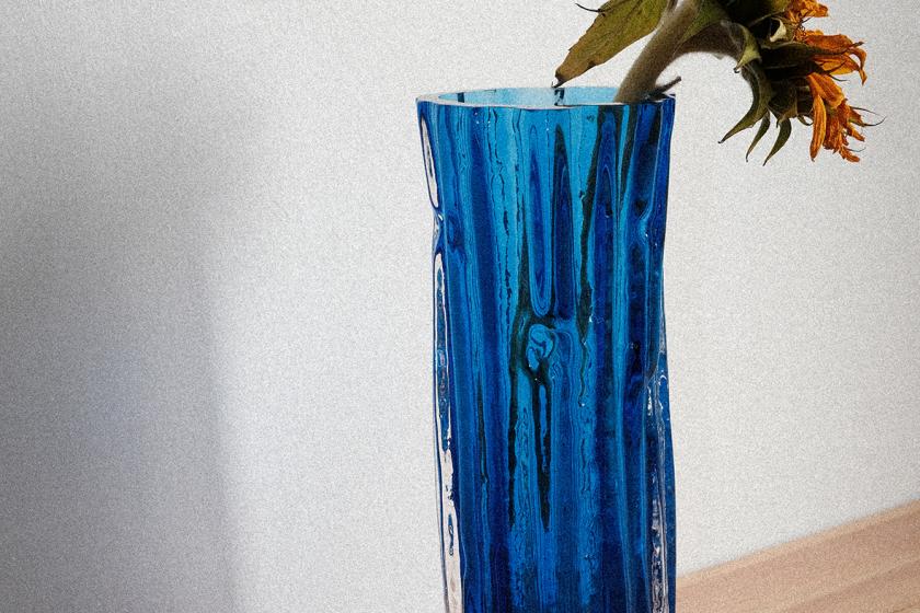 sly vase blue