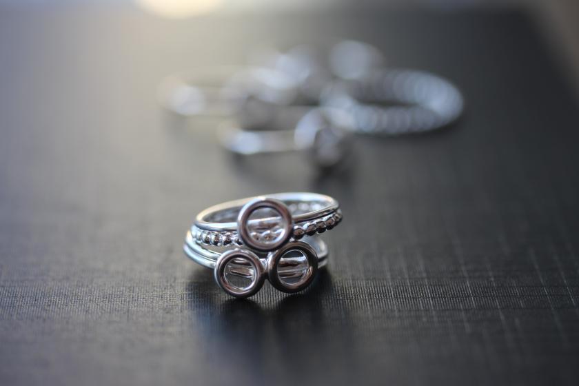 A set ring inspired by the Buddhist symbol called ENSO. 