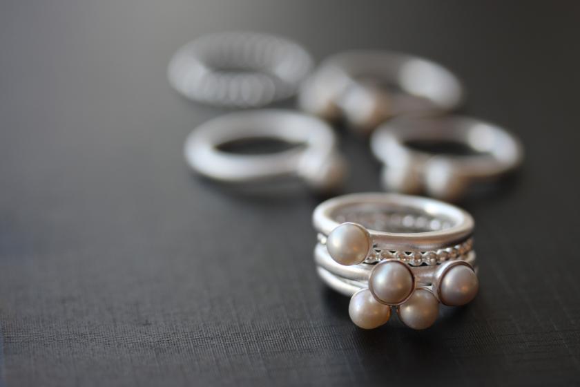 Set ring in brushed silver and freshwater pearls.