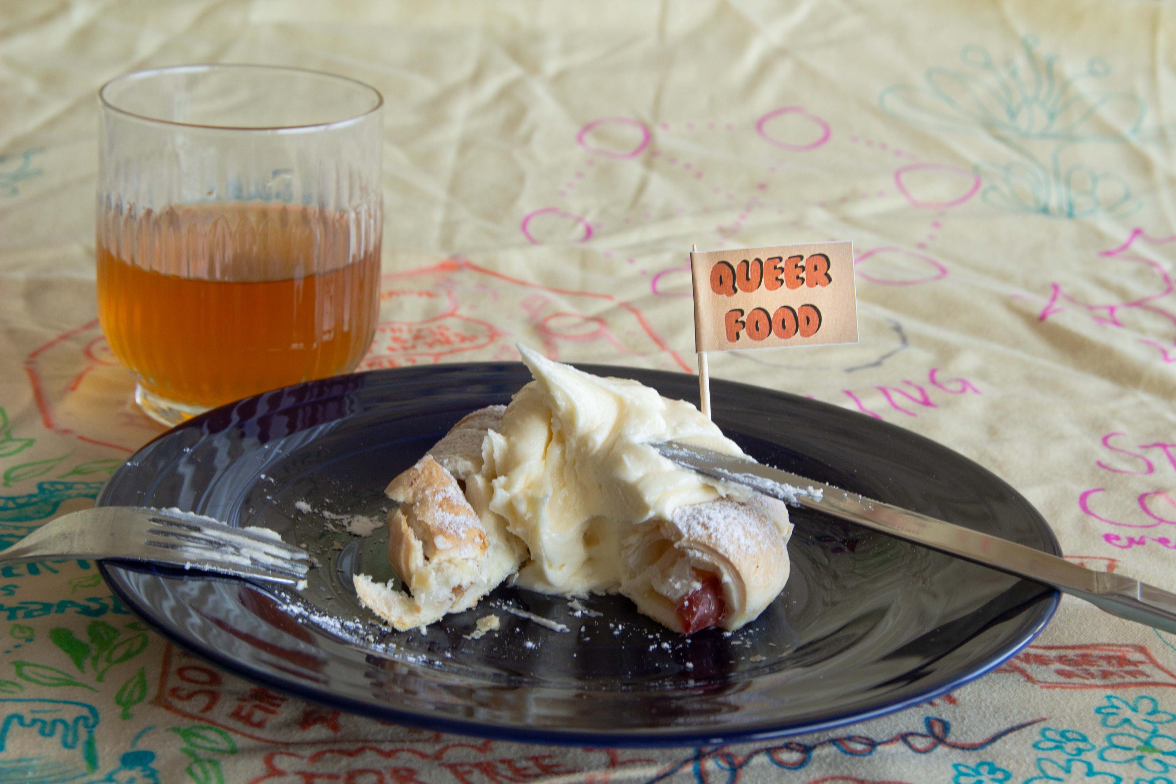 Apple ring with whipped cream and kombucha.